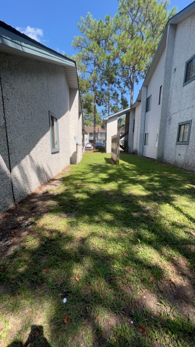 Building Photo - 910 Brett Dr