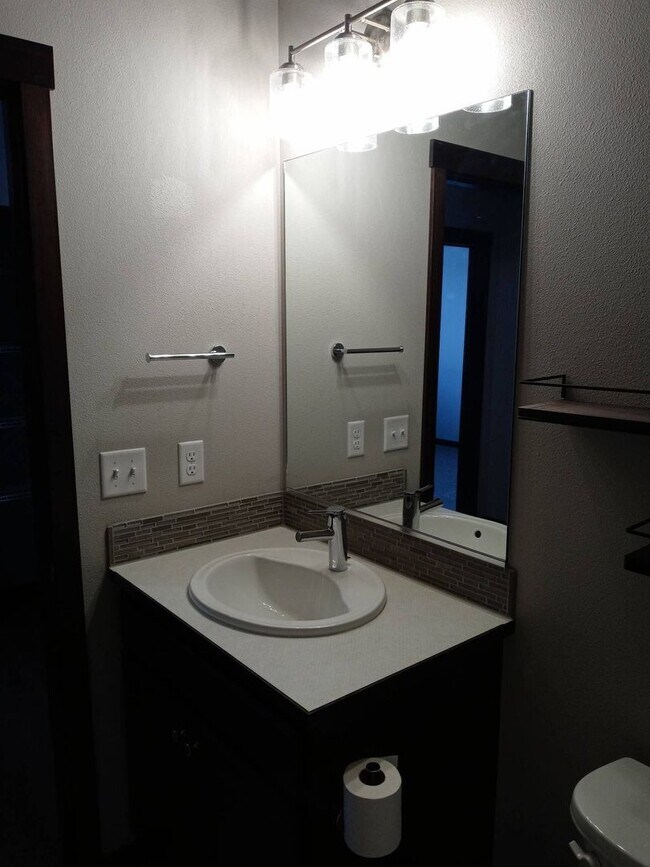 Building Photo - Beautiful 3-bedroom, 2-bath home at Woodbr...