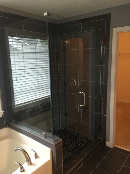 owners bathroom - 2011 Chelton Way SE