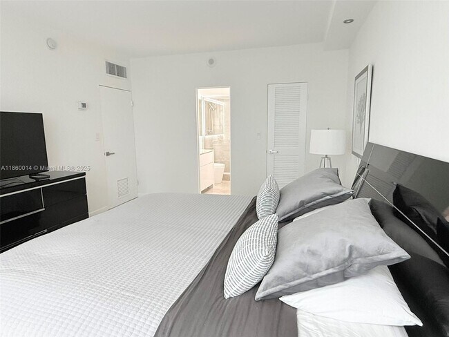 Building Photo - 10275 Collins Ave