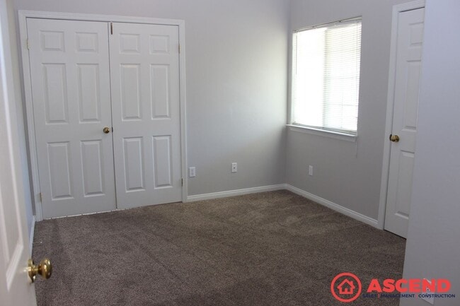 Building Photo - 4-Bedroom Home Near Shopping Center In Sou...