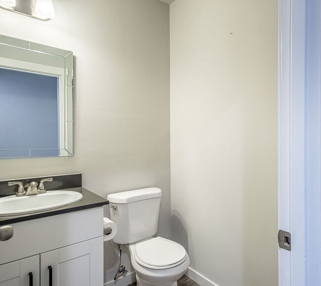 Building Photo - 3 bed 2.5 bath townhouse with garage.