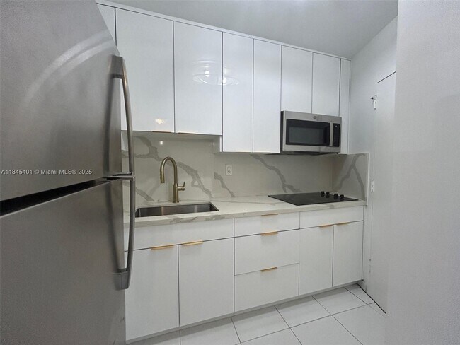 Building Photo - 2899 Collins Ave