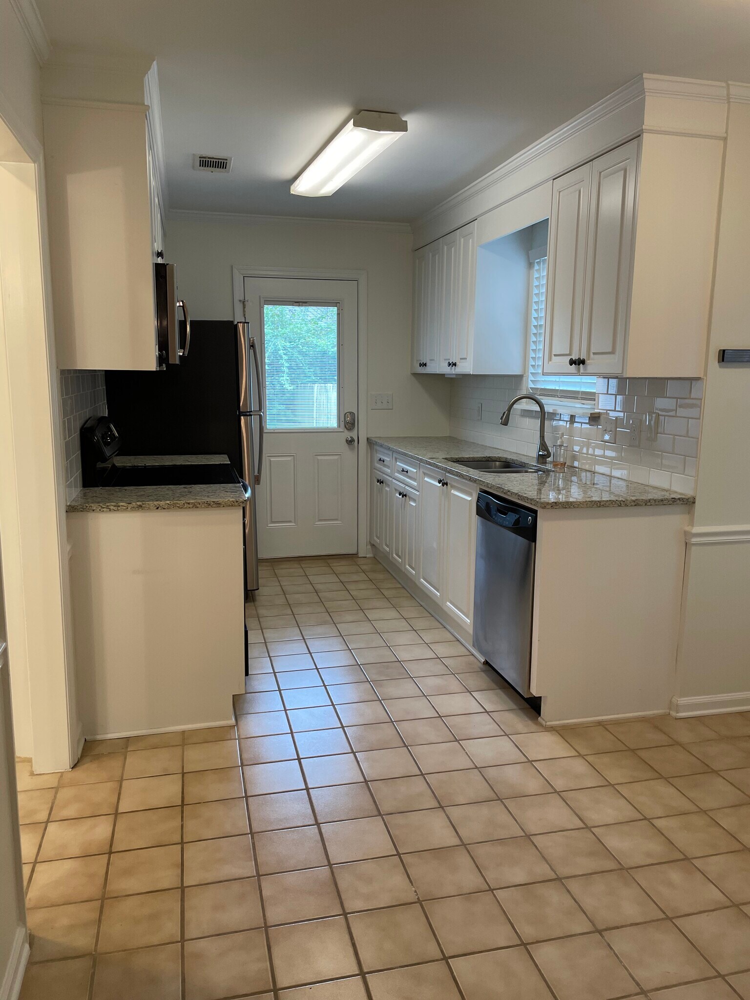 Building Photo - 575 Fairfield Way