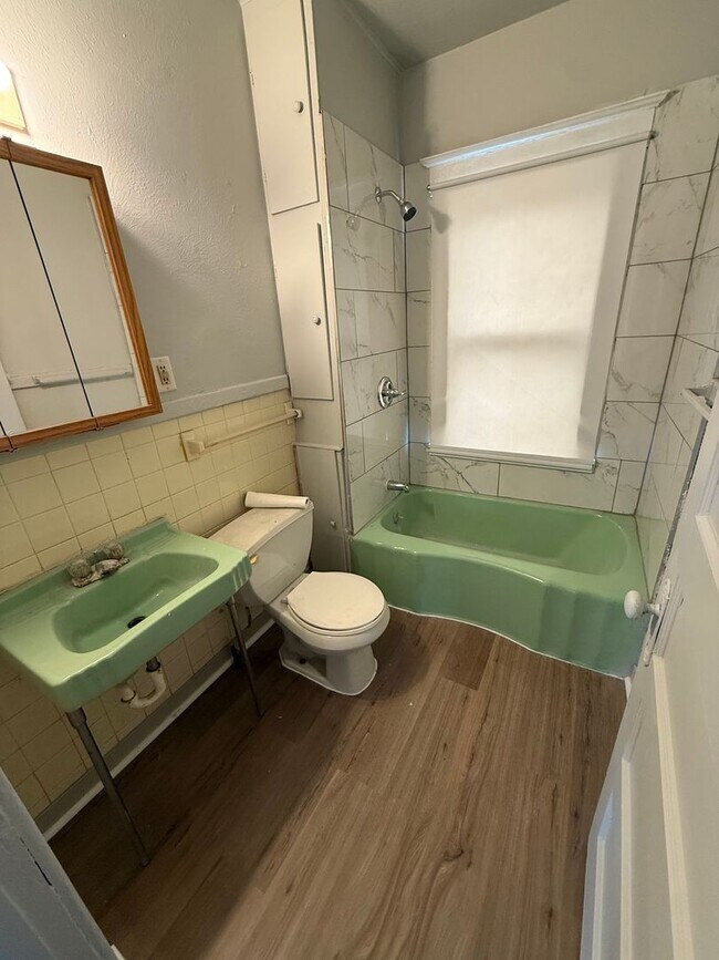 Building Photo - 415 George St