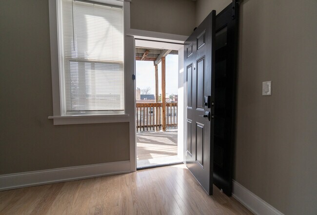 Building Photo - 5404 N Paulina St