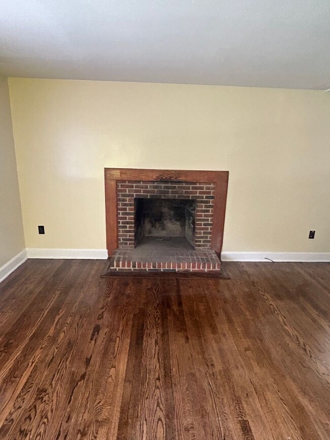 Building Photo - 3 Bedroom 1 bathroom Renovated! 5 minutes ...