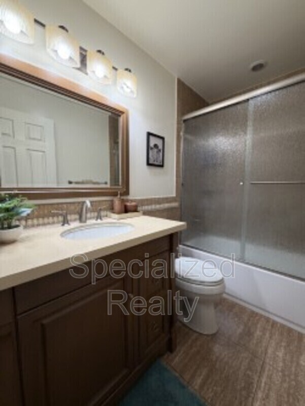 Building Photo - 1020 Davis Ave