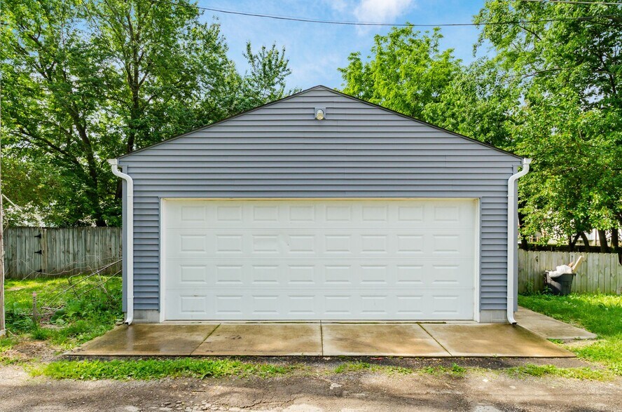 Building Photo - 556 Siebert St