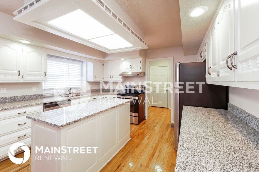 Building Photo - 1122 E Sleepy Hollow Dr