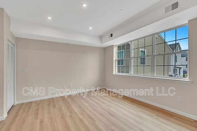 Building Photo - 88 Louis St