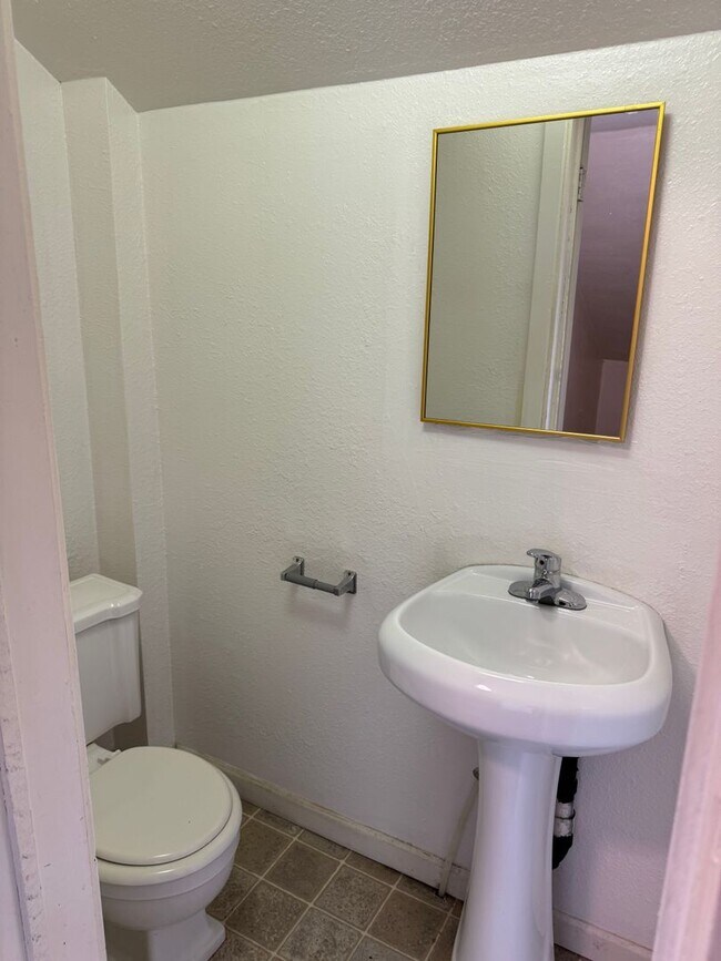 Building Photo - Large 4 bedroom, 1.5 bathroom farm house on River Rd!