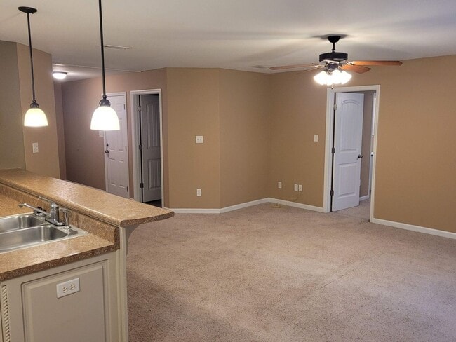 Building Photo - Spacious 3BD/2BA Home Near Moody AFB | Ope...