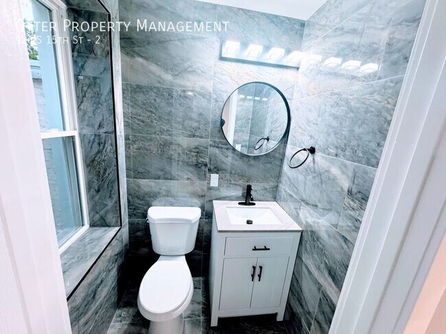 Building Photo - 926 S 15th St