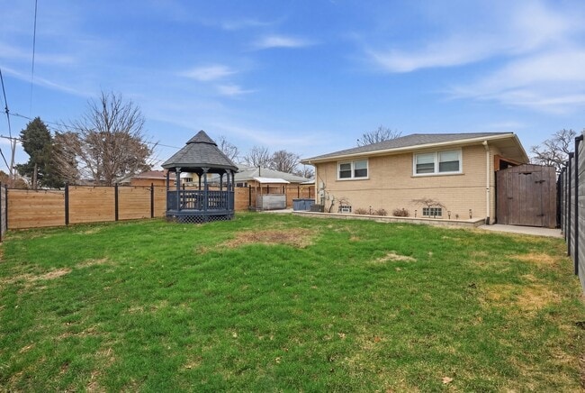 Building Photo - 9728 S Tripp Ave