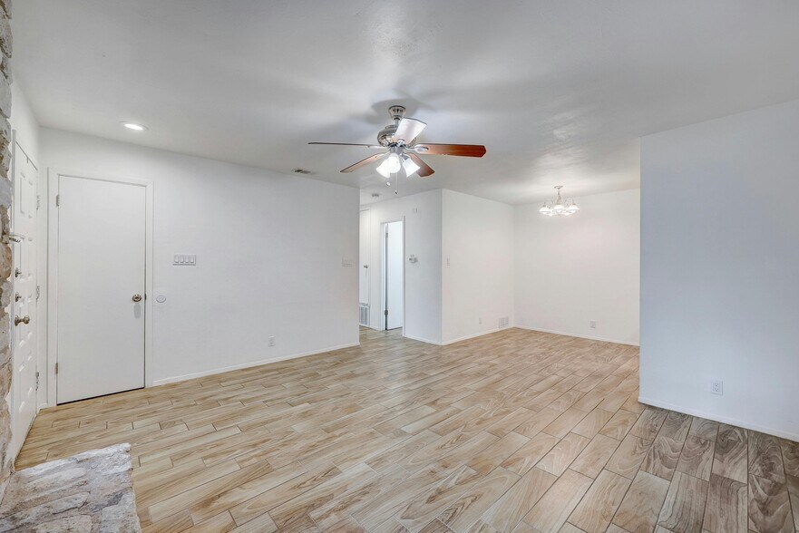 Building Photo - 703 Country Aire Dr