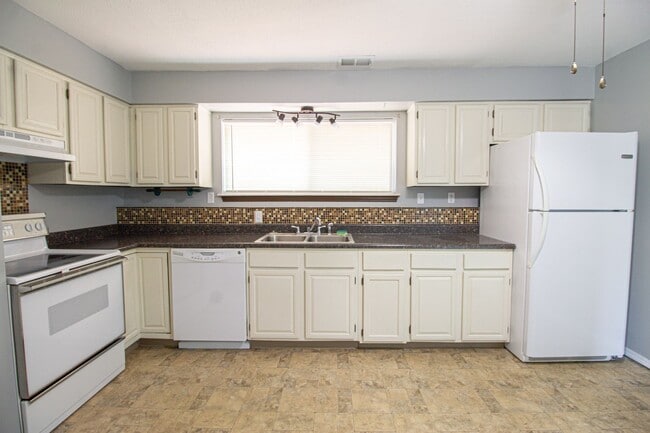 Building Photo - 3 Bed 1.5 Bath Condo in Lakewood Estate
