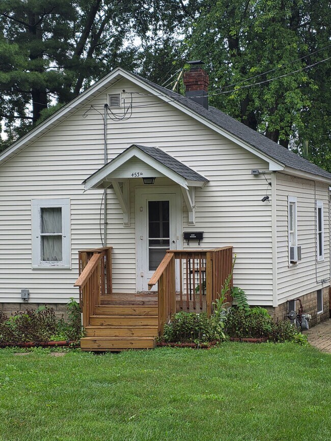 Building Photo - 453 1/2 N River St
