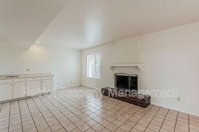 Building Photo - 5622 E Voltaire Ave