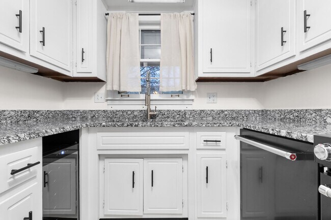 Building Photo - Beautiful Condo in Sango