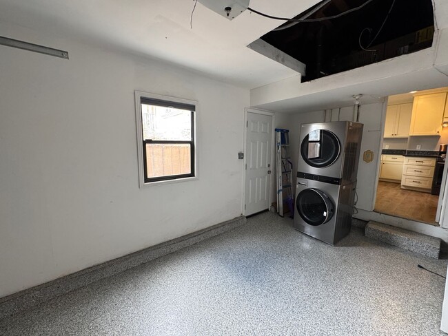 Building Photo - Charming 2-Bedroom Bungalow for Rent Near ...