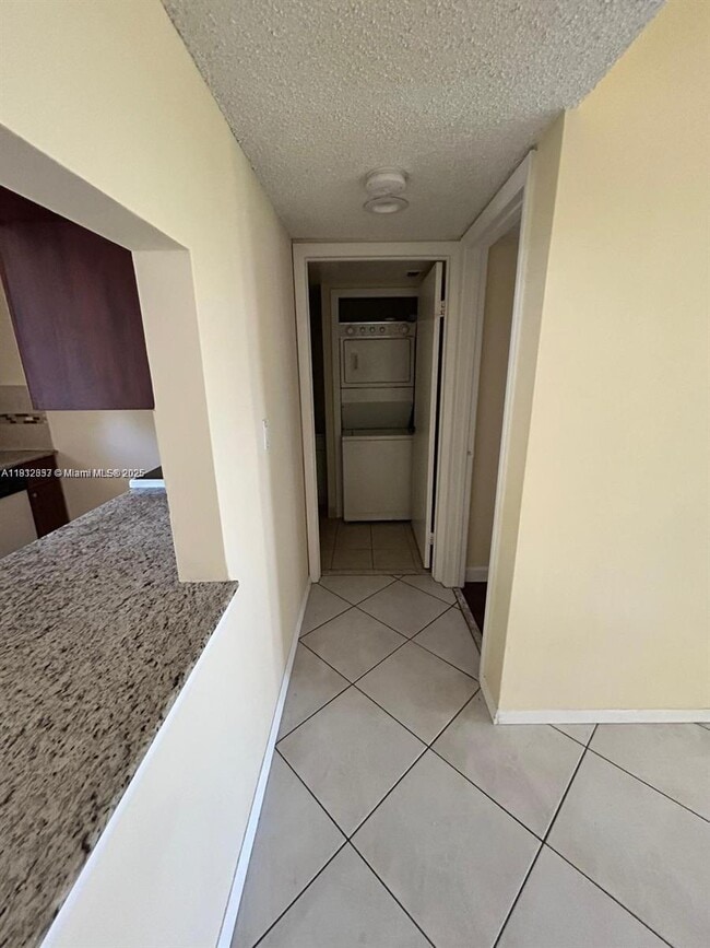 Building Photo - 189 Lakeview Dr