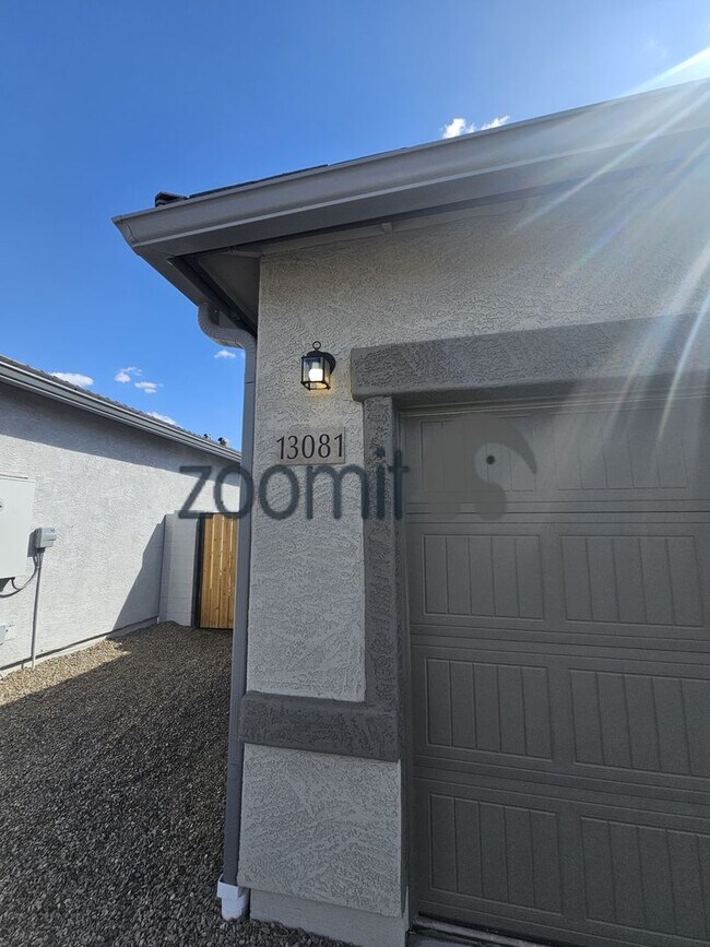 Building Photo - BEAUTIFUL HOME 4 BEDROOMS 3 BATHS!