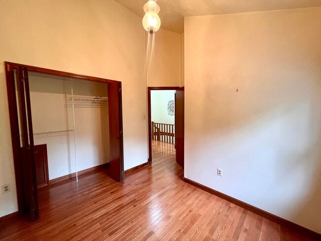 Building Photo - 1256 Queens Dr