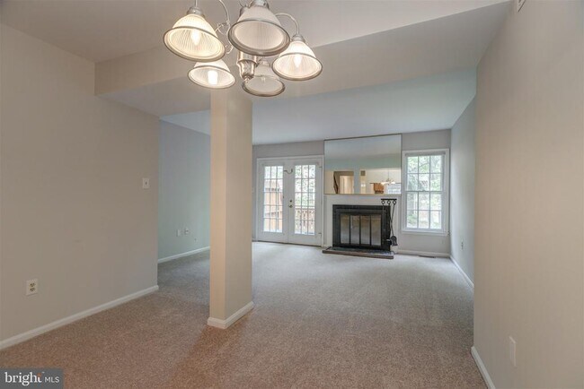 Building Photo - 2440 S Walter Reed Dr