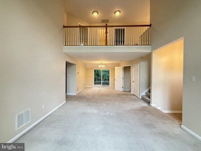 Building Photo - 1234 Lakeview Dr