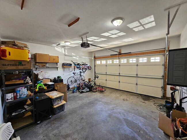 Building Photo - 4 Bedroom, 3 Bathroom home AVAILABLE 6/4/26