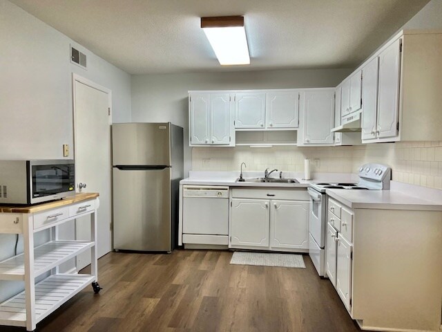Building Photo - 1002 Willow Dr