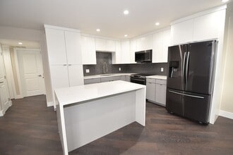 Building Photo - Stunning 2-Bedroom, 2-Bathroom Condo Located at The Lakes!