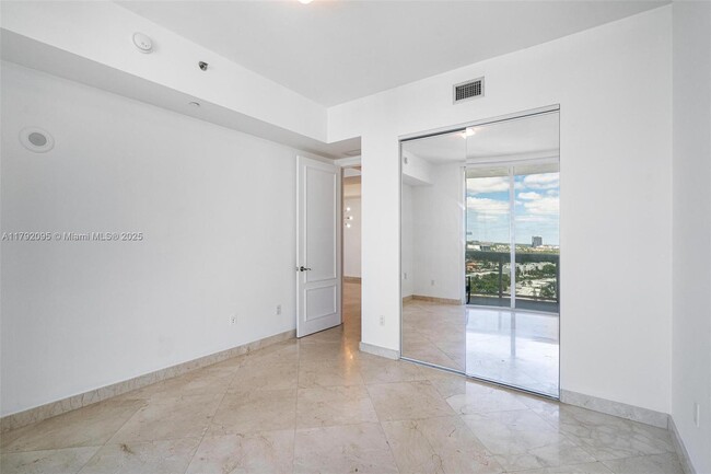 Building Photo - 16001 Collins Ave