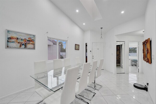 Building Photo - 5514 SW 28th Terrace