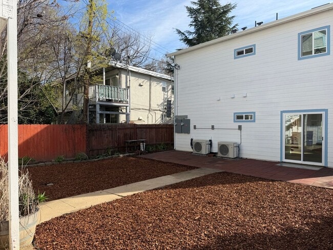 Building Photo - New 600 Sqft. 2 Bedroom 1 Bath Condo in Downtown Sacramento