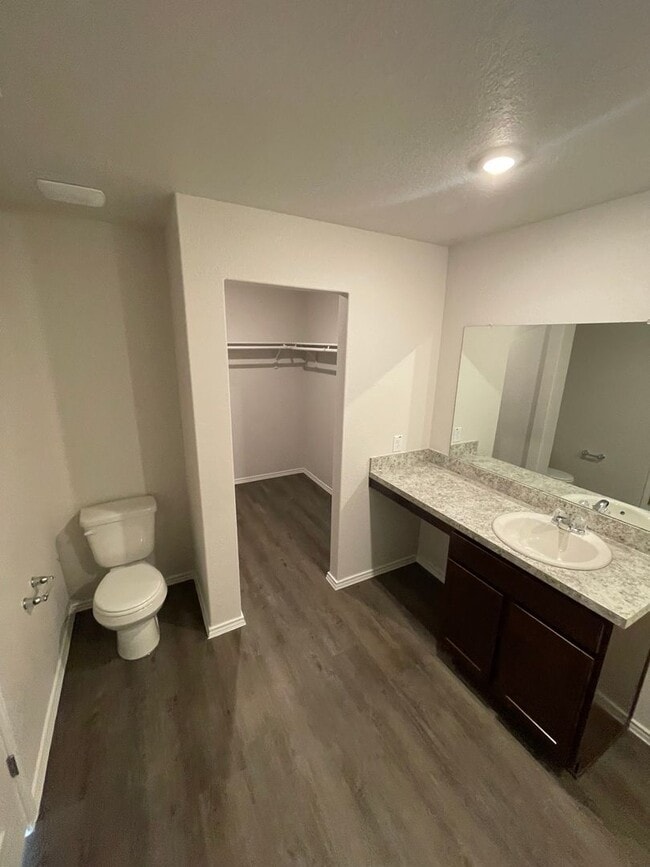 Building Photo - *Pre-leasing* Three Bedroom | Two Bath Home in Legend Pond