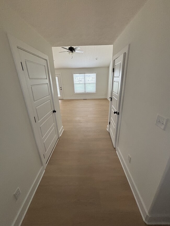 Building Photo - 921 Alberta Dr