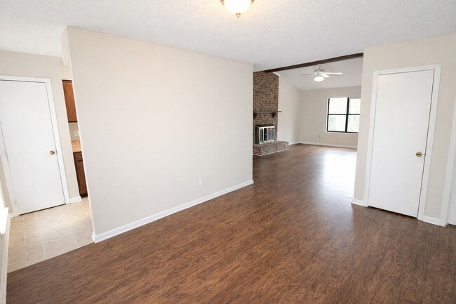 Building Photo - 2 Bedroom Ranch Home W/ Fenced In back yard