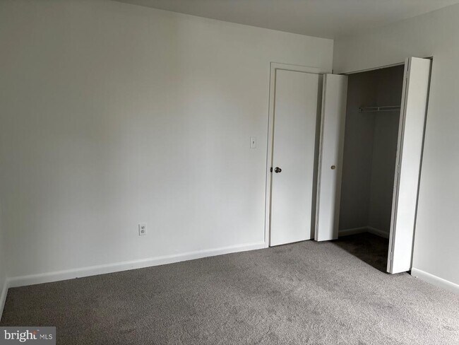Building Photo - 2219 Lowells Glen Rd