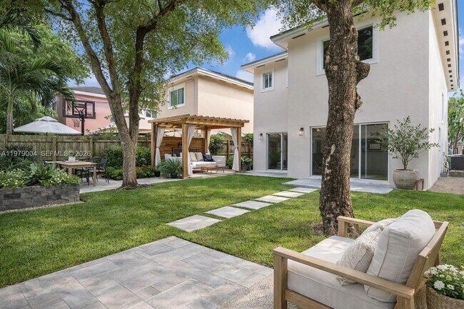 Building Photo - 354 NE 35th Ave