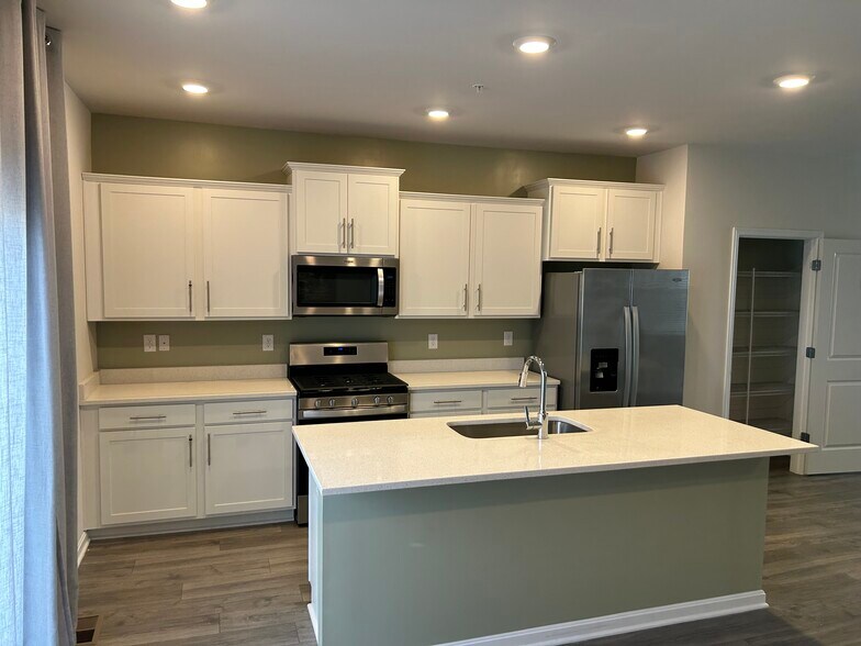 Kitchen & Pantry - 813 Bond St