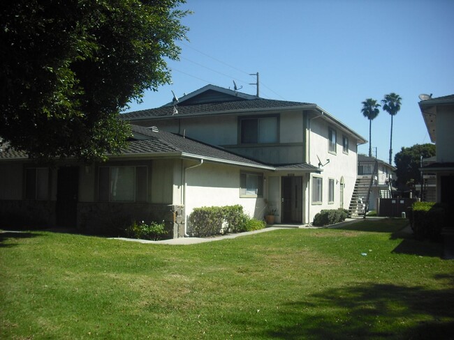 Primary Photo - Sharp Townhouse on Victoria Avenue across ...