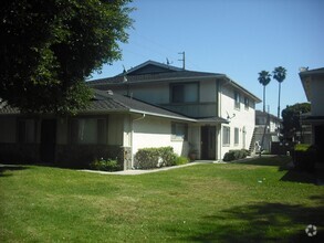 Building Photo - Sharp Townhouse on Victoria Avenue across ...