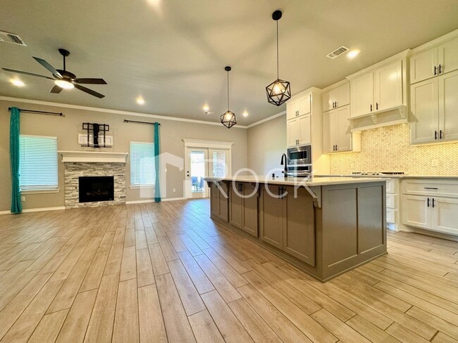 Building Photo - Spacious Craftsman Home on cul-de-sac