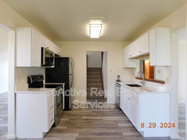 Building Photo - 1461 Thamesford Dr