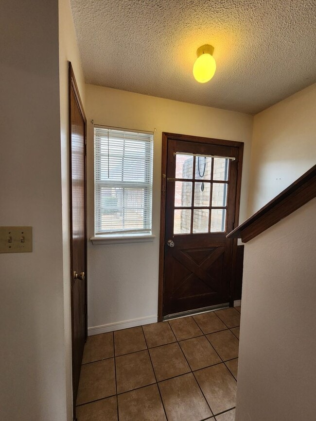 Building Photo - Cute 3 bedroom Townhome in Shawnee!