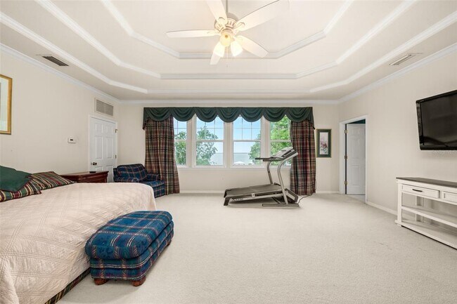 Building Photo - 2551 Lakeview Dr