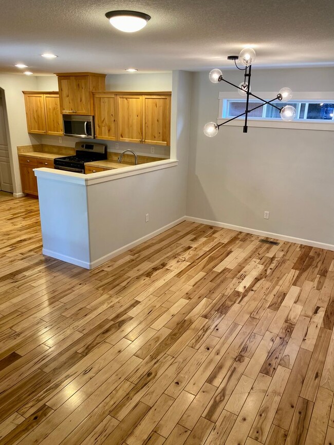 Building Photo - 3-BR Craftsman Home in SE Bend