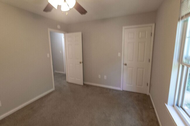 Building Photo - 5567-5569 Pinehurst Ln.